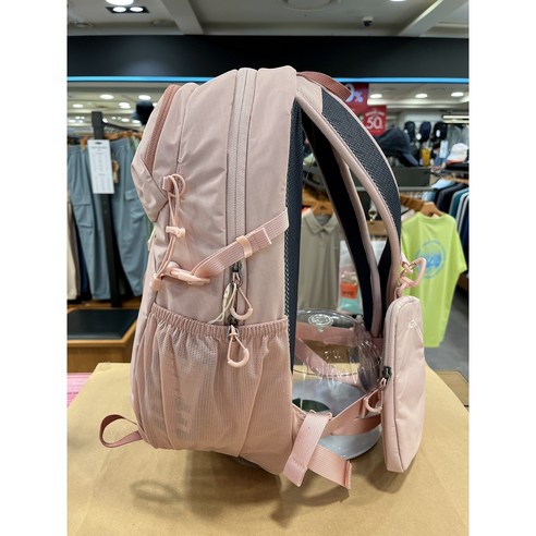 당일 산행에 이상적인 고성능 배낭으로 편안함, 내구성, 스타일을 완벽하게 조화시켰습니다.