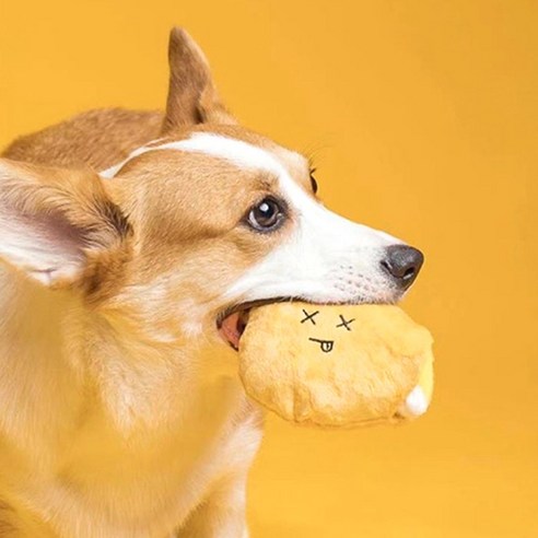 강아지의 지루함을 덜어주고 스트레스를 해소하는 귀여운 포테토칩 모양 장난감