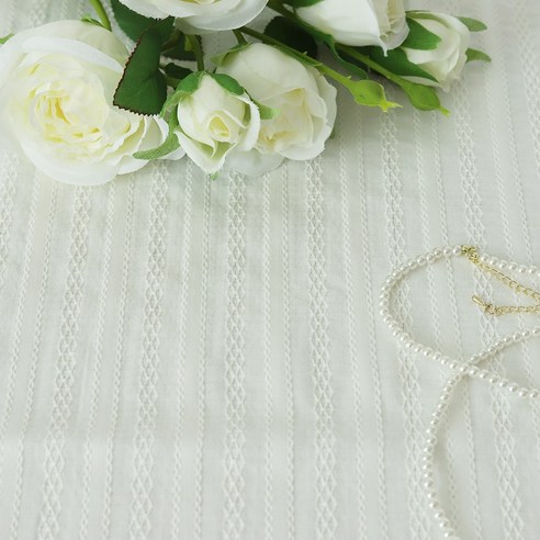 섬세한 아름다움이 깃든 면 도비 자가드 자수 스트라이프 화이트 원단으로 당신의 творчество를 완성하세요.