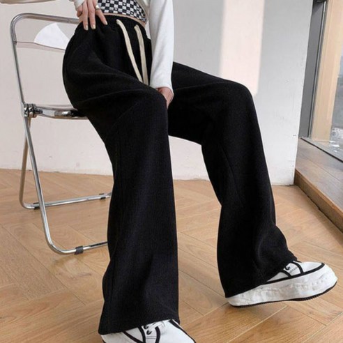 바디편한 여성 코듀로이 기모 팬츠는 여성들의 편안한 착용감을 위해 디자인된 제품입니다.