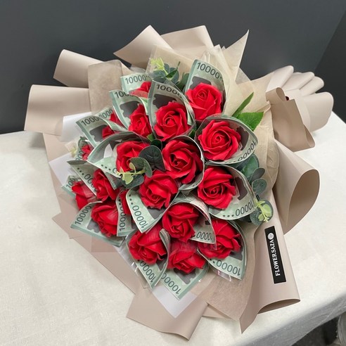 소중한 사람에게 실용적이면서 감정적인 고급스러운 선물을 선사하는 용돈꽃다발