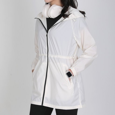 산뜻한 컬러와 가벼운 착용감으로 완성하는 간절기 스타일, 이지바이 여성 바람막이 롱 자켓