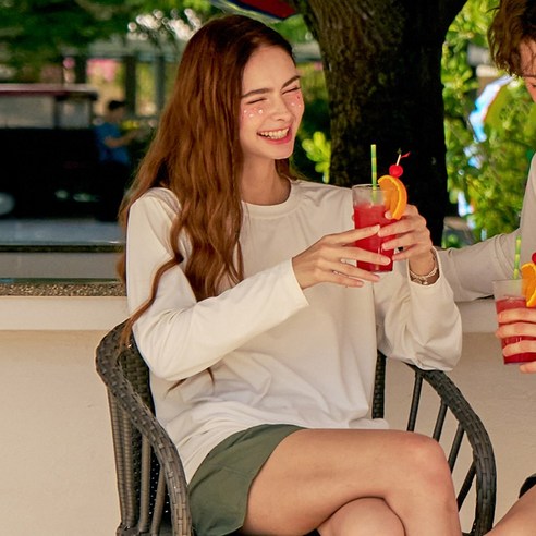 블랙몬스터핏 래쉬가드, 여름날의 자유를 스타일리시하게!