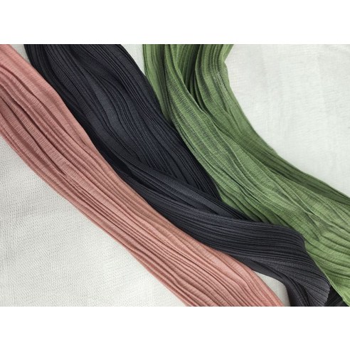 섬세한 플리츠로 완성하는 사랑스러운 핑크빛 스타일