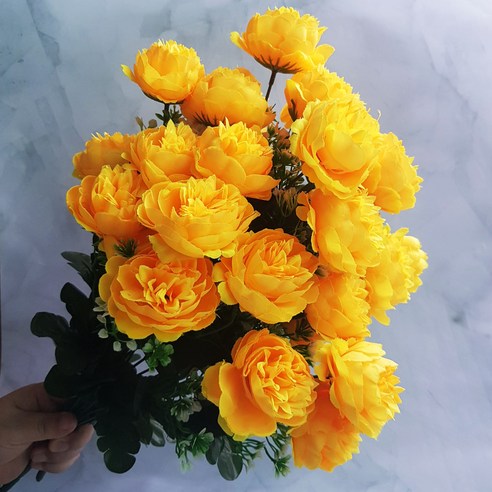 고인의 추억과 경의를 담은 아름답고 기품 있는 성묘 산소 작약꽃다발