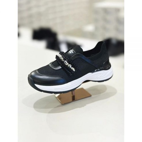 발 시린 겨울, 스타일과 따뜻함을 동시에 잡는 마법? 슈콤마보니 글래디스 니트 스니커즈! 슈콤마보니운동화