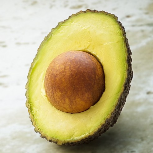 건강한 식단에 최상급 생 아보카도 추가