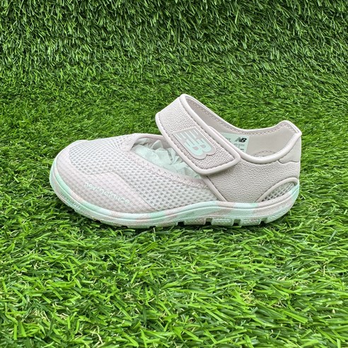 땀 걱정 없이, 물놀이까지 OK! 뉴발란스 208로 우리 아이 여름 발 건강 지켜주세요!