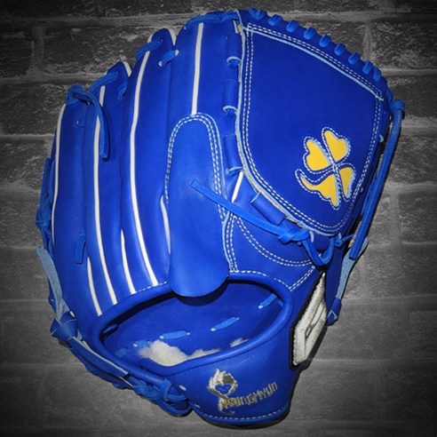 황금빛 투혼을 담아, 필드 위에서 빛나는 당신의 투구를 완성하세요.