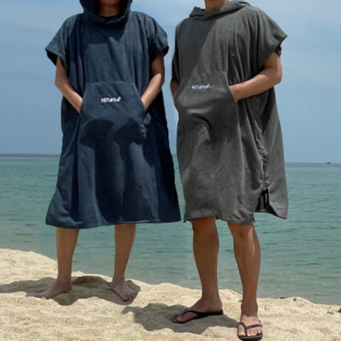 자유로운 파도를 닮은 편안함, 서핑 판초로 완성하는 해변의 스타일