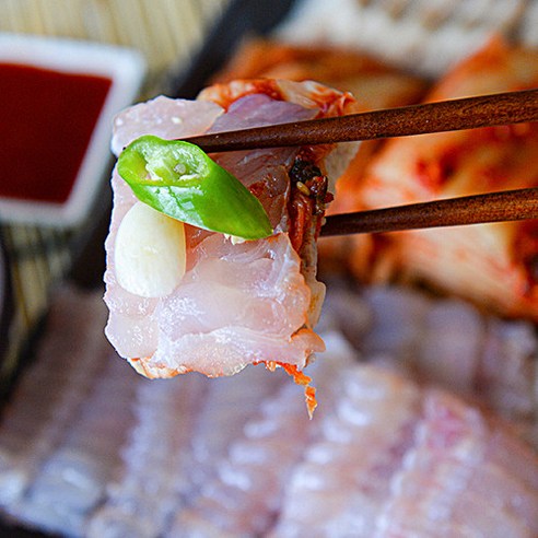 깊어진 풍미와 신선함, 목포 홍어 삼합으로 즐기는 미식 경험