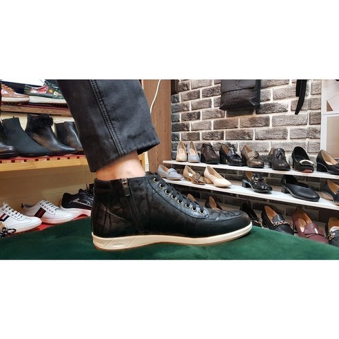 발편함의 정점, 천연 가죽 하이탑 스니커즈