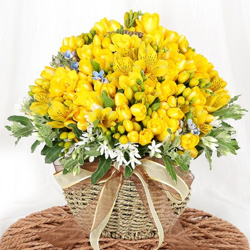 향기로운 프리지아를 담은 우아한 당일 수령 꽃바구니