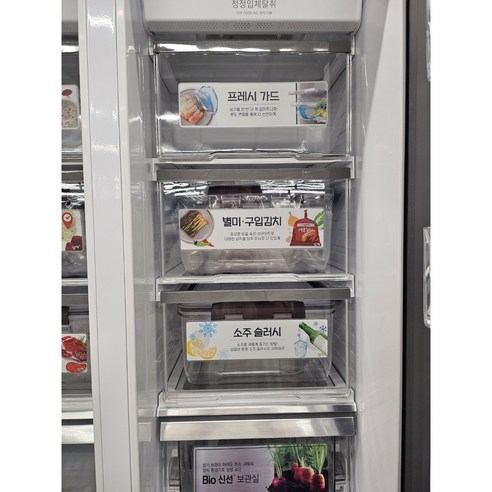 대용량과 세련된 디자인을 가진 김치냉장고