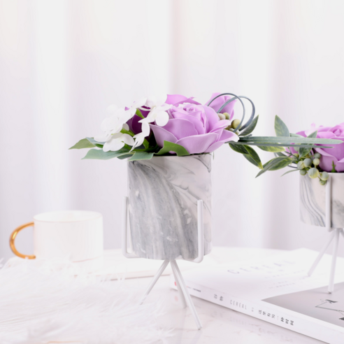 비누꽃의 아름다운 매력과 합리적인 가격으로 다양한 공간에서 활용할 수 있는 센터피스