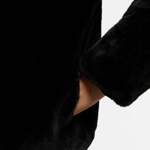 겨울의 마법을 담아 입는 나이키 빅스우시 퍼자켓