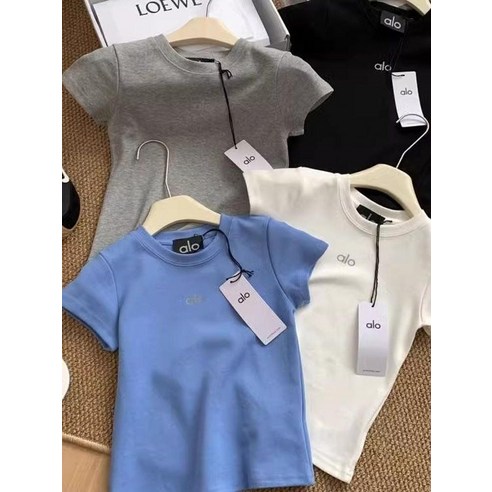 ALO 알로 슬림핏 티셔츠, 당신의 여름을 스타일리시하게 완성하다