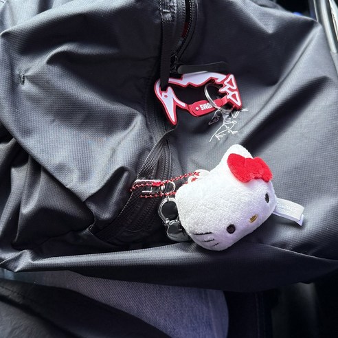 사랑스러움이 가득한 헬로키티 키링으로 일상에 행복을 더하세요