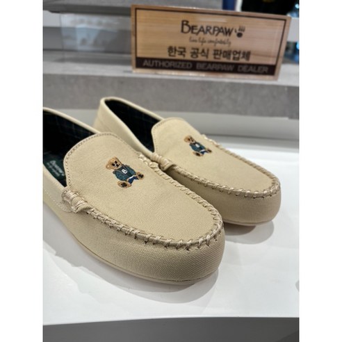 베어파우(BEARPAW) HERMINE BEAR 단화 K2078091OA는 사계절에 사용할 수 있는 멋진 단화입니다.