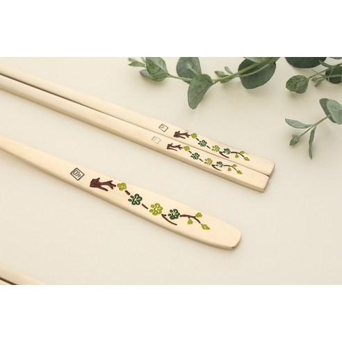 품격과 건강을 담은 선물, 화담 방짜유기 오색설중매 수저세트