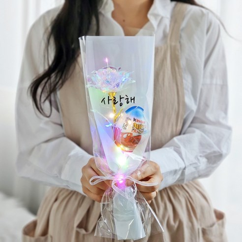 홀로그램이 찬란하게 반짝이는 고품질 조화 꽃다발로 모든 행사에 화려함을 더하세요.