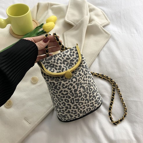 KORELAN 개성 있는 미니멀 디자인감 가방녀 레오파드 체인 숄더 크로스백 캐시 물통 가방