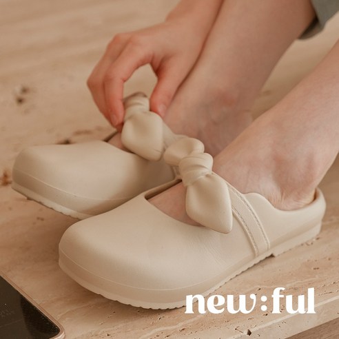 여름철 휴식에 편안함과 스타일을 더하는 뉴풀 리본 블리스 샌들 슬리퍼