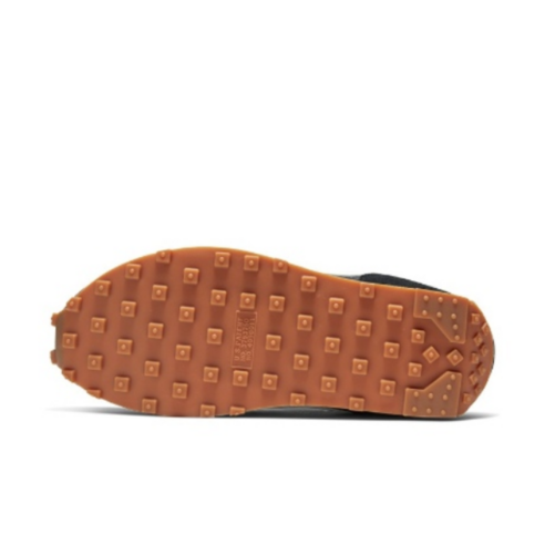나이키 데이브레이크 여성 신발은 블랙계열의 색상을 가지고 있으며, 사계절에 사용하기에 적합합니다.