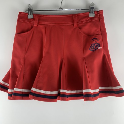 필드 위 강렬한 존재감, 파리게이츠 레드 골프 스커트의 매혹적인 빈티지