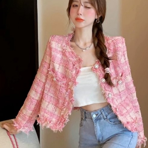 <청담코코>얼굴이 환해지는 노카라 핑크 트위드 자켓”></div>
<div style=