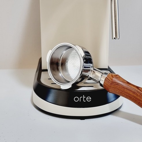 에스프레소 추출 극대화를 위한 오르테 51mm 바텀리스 포터필터