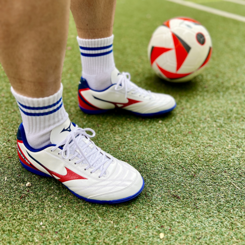 코트 위를 수놓는 푸른 섬광, 미즈노 MRCD 모나르시다 풋살화