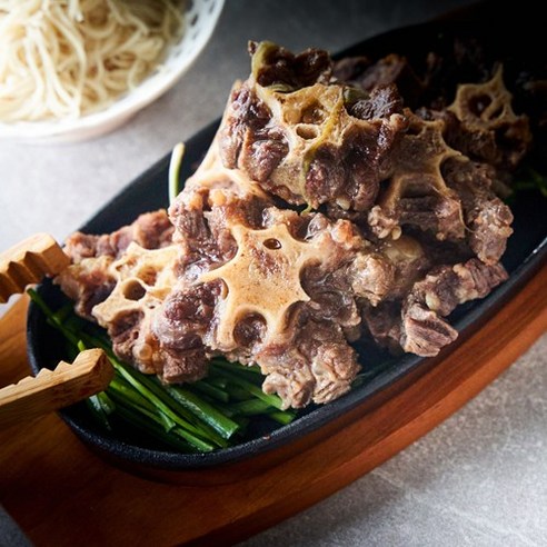 제대로 손질된 신선한 호주산 소꼬리