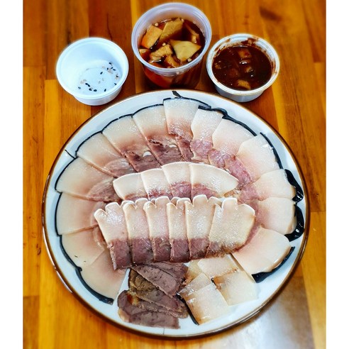 포항의 깊은 맛, 20년 전통 밍크 고래고기 모듬수육의 향연
