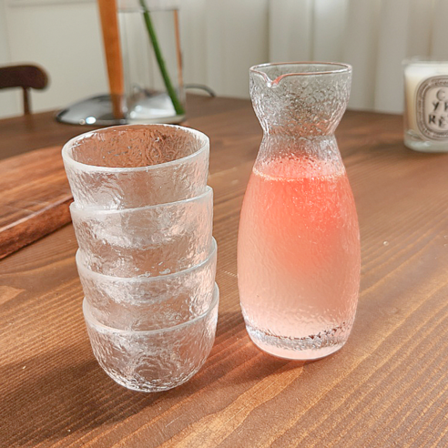 고급스러운 크리스탈 사케잔으로 특별한 순간을 만끽하세요.