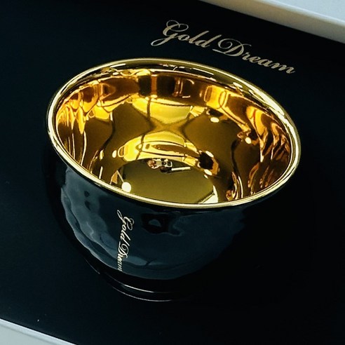 세심한 장인정신이 깃든 화려한 금잔