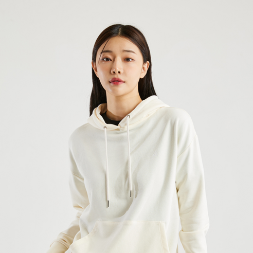 편안함과 스타일이 조화된 아키클래식 후드티