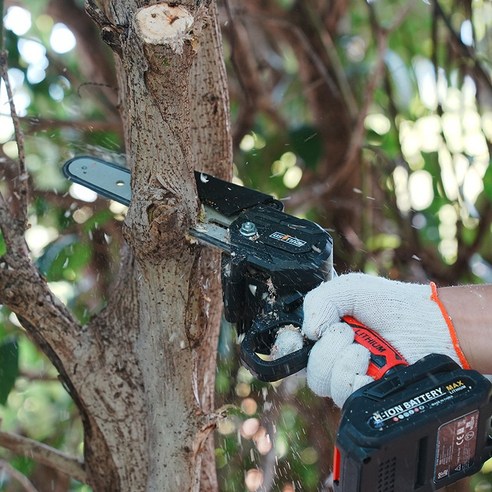미니 체인톱 하나로 정원 정리가 쉽고 즐거워집니다!
