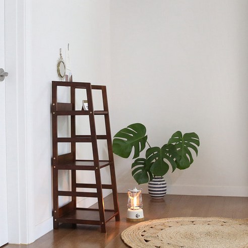 견고하고 실용적인 원목 수납 선반