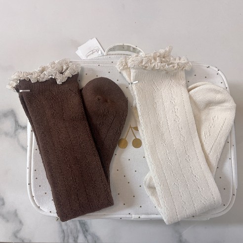 레이스 망사 프릴 니삭스: 아이의 발걸음을 우아하게 수놓다