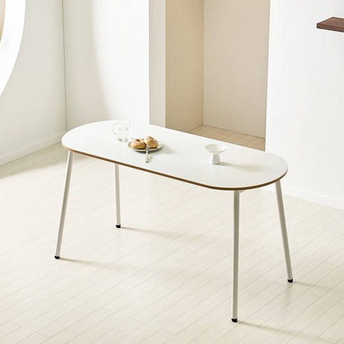 모던한 감각을 더하는 타원형식탁