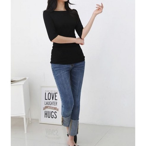 편안하면서도 세련된 스타일링을 선사하는 데일리앤 러블 립라인 보트넥 5부 슬림핏 티셔츠