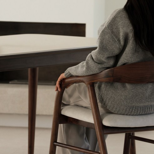 내추럴한 매력과 세련된 스타일을 가정에 더하는 라미에스 베른 월넛 호두나무 원목 포세린 세라믹식탁