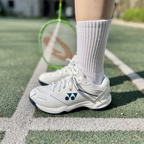 발목 걱정 없이 코트를 누비는 요넥스 파워쿠션 배드민턴화