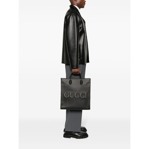 구찌 엠보스드 로고 가죽 토트 백 하나로 스타일 완성