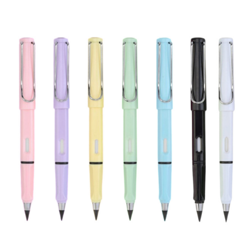 끝없이 남아 있는 7가지 색의 연필 세트 학용품
