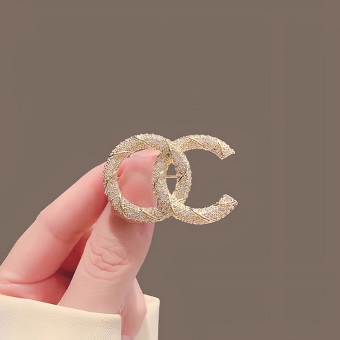 우아함의 정수, 당신의 스타일을 완성하는 브로치