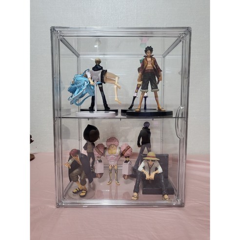 피규어 컬렉션을 고급스럽고 안전하게 보관하고 전시하는 거대한 아크릴 진열장