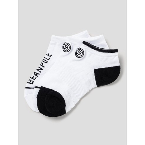 세련된 화이트 스니커즈로 스타일을 완성하다