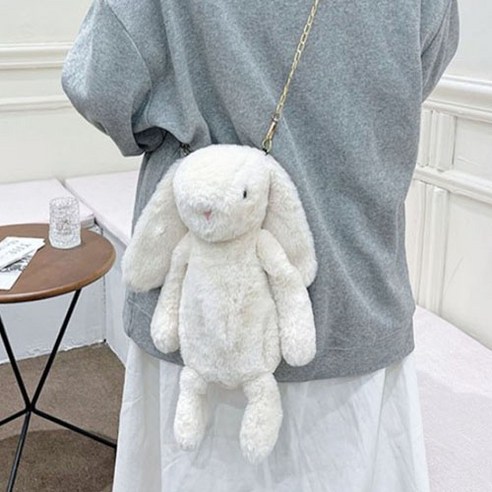 사랑스러움과 실용성을 모두 갖춘 데일리 토끼 인형 크로스백